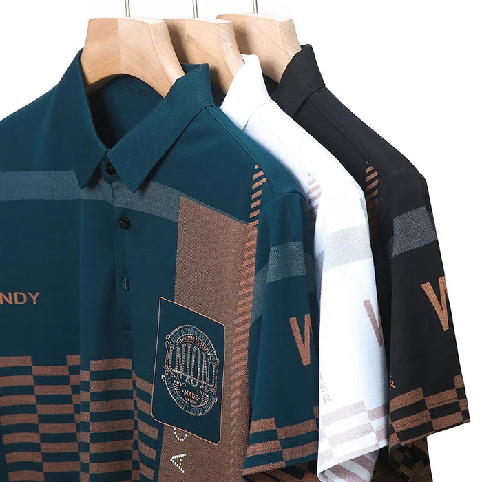 Camisa Polo Union da Oron Store em fundo branco. Modelo masculino com gola clássica e mangas curtas, disponível nas cores azul, branco e preto. Confeccionada em tecido leve de algodão e poliéster, com decote em V e caimento moderno, ideal para adultos. Camisa polo casual para o verão 2025, perfeita para compor looks leves, confortáveis e estilosos.