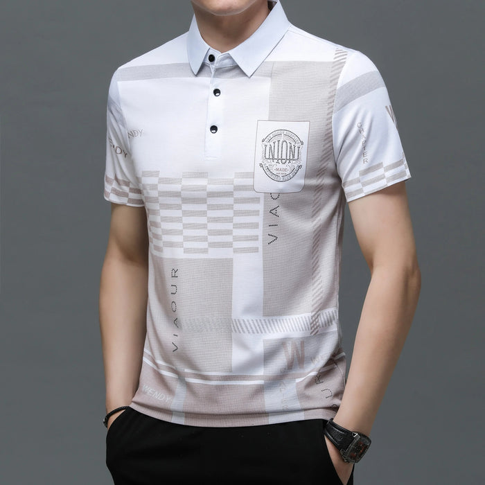Camisa Polo Union da Oron Store em fundo branco. Modelo masculino com gola clássica e mangas curtas, disponível nas cores azul, branco e preto. Confeccionada em tecido leve de algodão e poliéster, com decote em V e caimento moderno, ideal para adultos. Camisa polo casual para o verão 2025, perfeita para compor looks leves, confortáveis e estilosos.