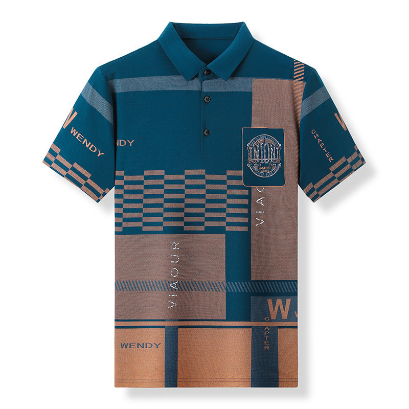 Camisa Polo Union da Oron Store em fundo branco. Modelo masculino com gola clássica e mangas curtas, disponível nas cores azul, branco e preto. Confeccionada em tecido leve de algodão e poliéster, com decote em V e caimento moderno, ideal para adultos. Camisa polo casual para o verão 2025, perfeita para compor looks leves, confortáveis e estilosos.