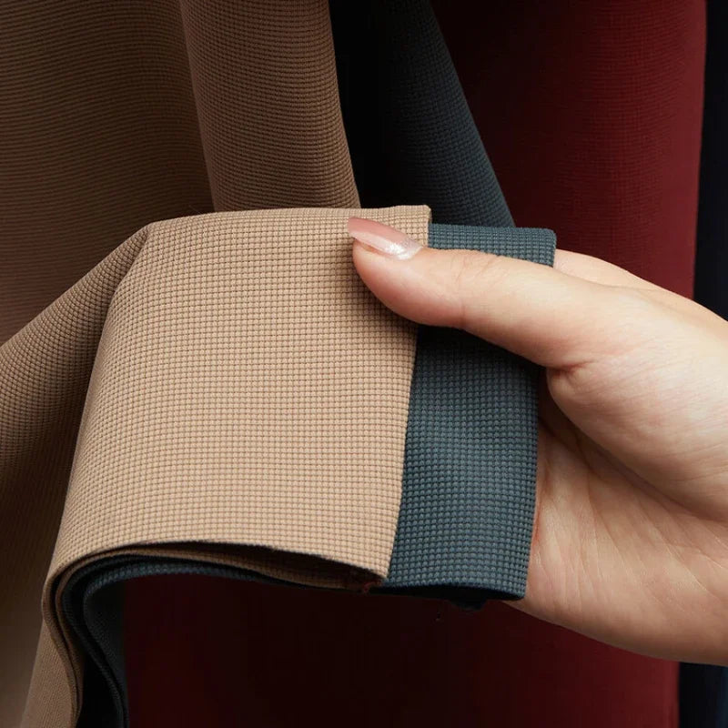 Camisa Polo Fontaine da Oron Store em fundo branco. Modelo masculino de verão 2025 com gola clássica e mangas curtas, disponível nas cores bege, verde, vermelho, azul e preto. Confeccionada em tecido leve de algodão e poliéster, ideal para adultos que buscam estilo e conforto em dias quentes. Roupa casual moderna com caimento ajustado, disponível nos tamanhos PP ao G1.