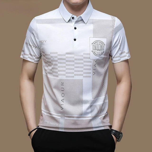 Camisa Polo Union da Oron Store em fundo branco. Modelo masculino com gola clássica e mangas curtas, disponível nas cores azul, branco e preto. Confeccionada em tecido leve de algodão e poliéster, com decote em V e caimento moderno, ideal para adultos. Camisa polo casual para o verão 2025, perfeita para compor looks leves, confortáveis e estilosos.