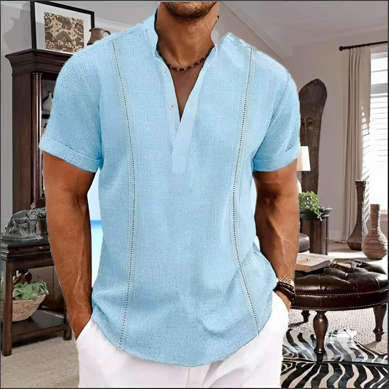 Camiseta Masculina de Linho Noble da Oron Store em fundo branco. Modelo casual para adultos, disponível nas cores branco, bege e azul. Confeccionada em tecido misto de linho e algodão com decote em V e mangas curtas. Ideal para o verão 2025, com caimento leve, toque suave e estilo moderno. Roupa masculina confortável e elegante, perfeita para dias quentes.