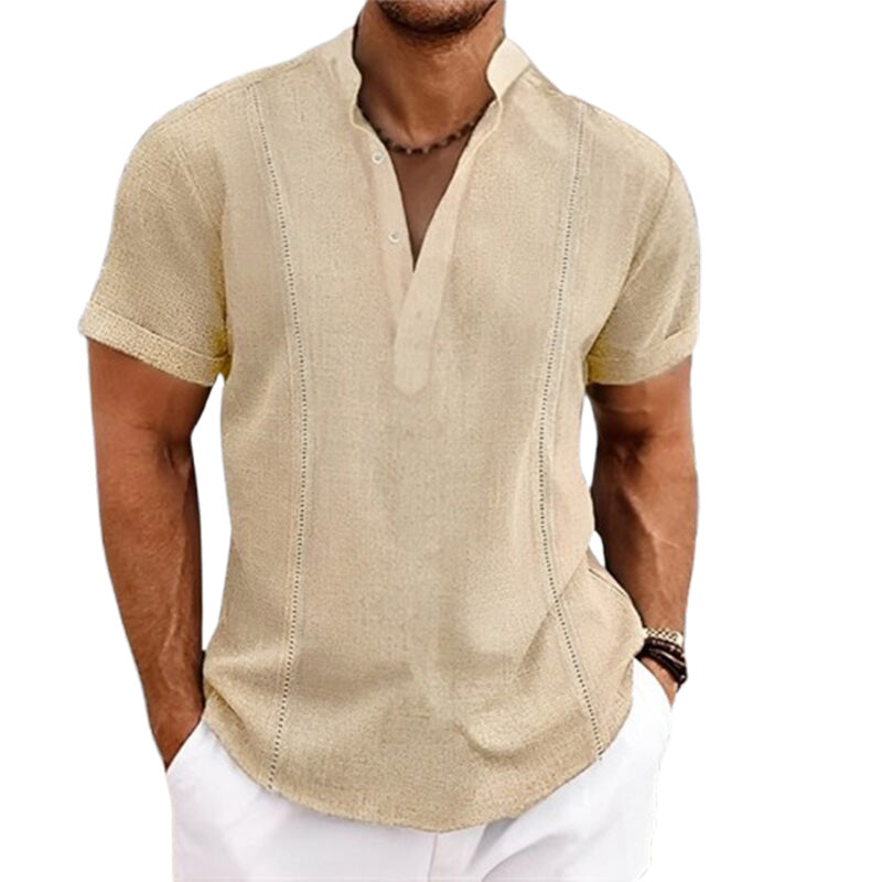 Camiseta Masculina de Linho Noble da Oron Store em fundo branco. Modelo casual para adultos, disponível nas cores branco, bege e azul. Confeccionada em tecido misto de linho e algodão com decote em V e mangas curtas. Ideal para o verão 2025, com caimento leve, toque suave e estilo moderno. Roupa masculina confortável e elegante, perfeita para dias quentes.