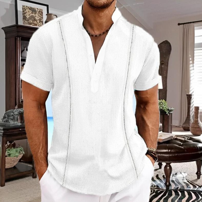 Camiseta Masculina de Linho Noble da Oron Store em fundo branco. Modelo casual para adultos, disponível nas cores branco, bege e azul. Confeccionada em tecido misto de linho e algodão com decote em V e mangas curtas. Ideal para o verão 2025, com caimento leve, toque suave e estilo moderno. Roupa masculina confortável e elegante, perfeita para dias quentes.
