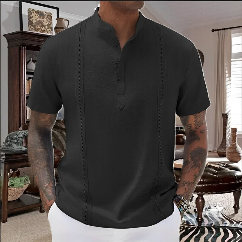 Camiseta Masculina de Linho Noble da Oron Store em fundo branco. Modelo casual para adultos, disponível nas cores branco, bege e azul. Confeccionada em tecido misto de linho e algodão com decote em V e mangas curtas. Ideal para o verão 2025, com caimento leve, toque suave e estilo moderno. Roupa masculina confortável e elegante, perfeita para dias quentes.