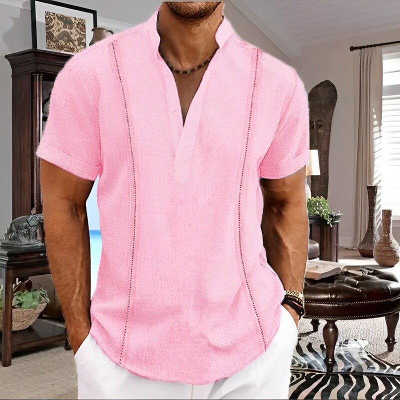 Camiseta Masculina de Linho Noble da Oron Store em fundo branco. Modelo casual para adultos, disponível nas cores branco, bege e azul. Confeccionada em tecido misto de linho e algodão com decote em V e mangas curtas. Ideal para o verão 2025, com caimento leve, toque suave e estilo moderno. Roupa masculina confortável e elegante, perfeita para dias quentes.