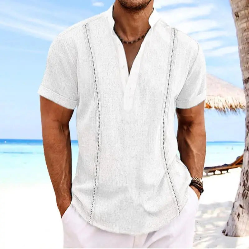 Camiseta Masculina de Linho Noble da Oron Store em fundo branco. Modelo casual para adultos, disponível nas cores branco, bege e azul. Confeccionada em tecido misto de linho e algodão com decote em V e mangas curtas. Ideal para o verão 2025, com caimento leve, toque suave e estilo moderno. Roupa masculina confortável e elegante, perfeita para dias quentes.