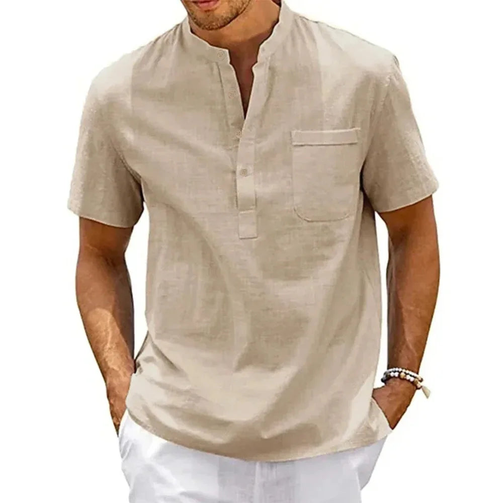 Imagem da Camiseta Masculina de Linho Prestige da Oron Store em fundo branco. Modelo disponível nas cores bege, branco, preto, verde, cinza, azul escuro e azul claro. Camiseta casual masculina confeccionada em linho e algodão leve, com gola redonda e mangas curtas. Ideal para o verão 2025, com caimento confortável e estilo moderno. Disponível nos tamanhos PP ao G1.