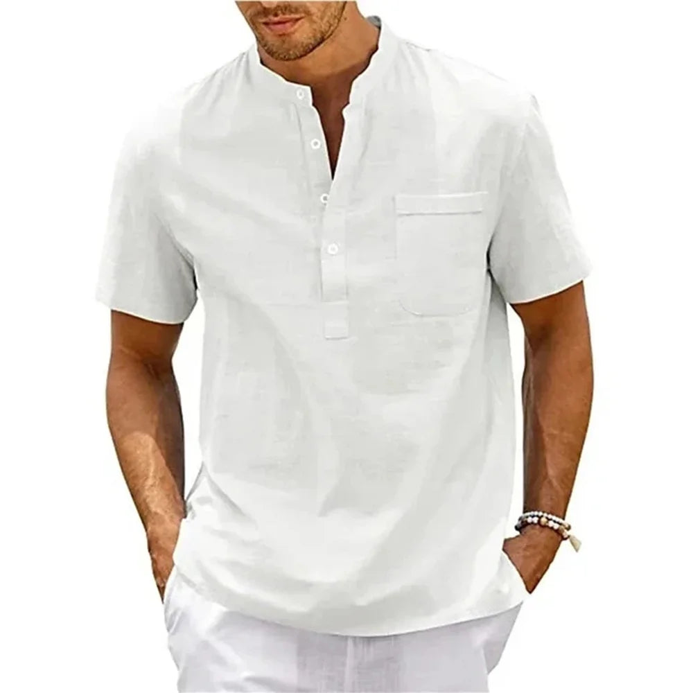 Imagem da Camiseta Masculina de Linho Prestige da Oron Store em fundo branco. Modelo disponível nas cores bege, branco, preto, verde, cinza, azul escuro e azul claro. Camiseta casual masculina confeccionada em linho e algodão leve, com gola redonda e mangas curtas. Ideal para o verão 2025, com caimento confortável e estilo moderno. Disponível nos tamanhos PP ao G1.