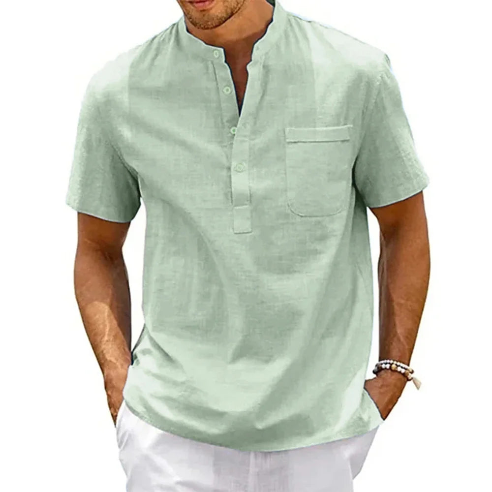 Imagem da Camiseta Masculina de Linho Prestige da Oron Store em fundo branco. Modelo disponível nas cores bege, branco, preto, verde, cinza, azul escuro e azul claro. Camiseta casual masculina confeccionada em linho e algodão leve, com gola redonda e mangas curtas. Ideal para o verão 2025, com caimento confortável e estilo moderno. Disponível nos tamanhos PP ao G1.