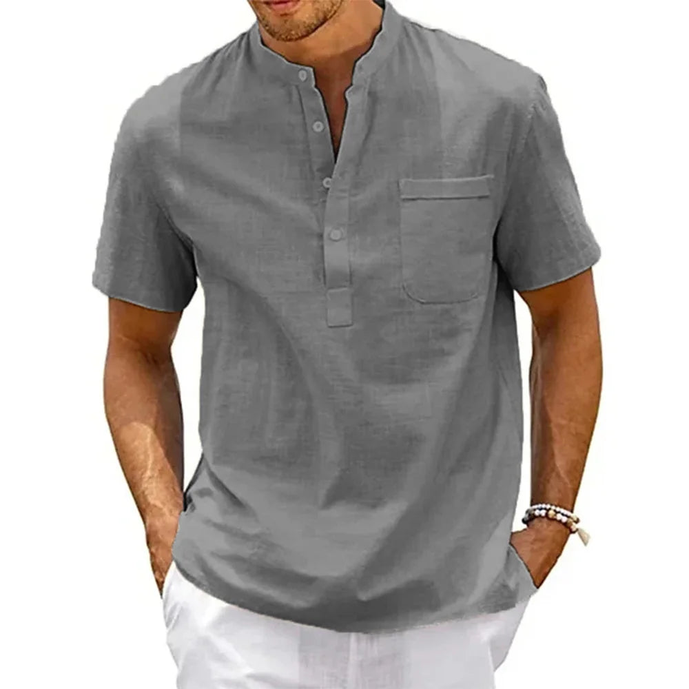 Imagem da Camiseta Masculina de Linho Prestige da Oron Store em fundo branco. Modelo disponível nas cores bege, branco, preto, verde, cinza, azul escuro e azul claro. Camiseta casual masculina confeccionada em linho e algodão leve, com gola redonda e mangas curtas. Ideal para o verão 2025, com caimento confortável e estilo moderno. Disponível nos tamanhos PP ao G1.