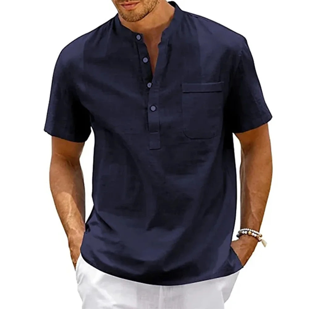 Imagem da Camiseta Masculina de Linho Prestige da Oron Store em fundo branco. Modelo disponível nas cores bege, branco, preto, verde, cinza, azul escuro e azul claro. Camiseta casual masculina confeccionada em linho e algodão leve, com gola redonda e mangas curtas. Ideal para o verão 2025, com caimento confortável e estilo moderno. Disponível nos tamanhos PP ao G1.