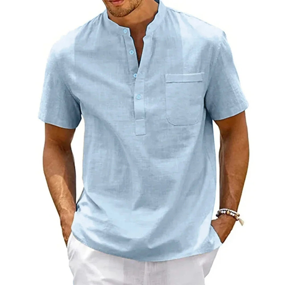 Imagem da Camiseta Masculina de Linho Prestige da Oron Store em fundo branco. Modelo disponível nas cores bege, branco, preto, verde, cinza, azul escuro e azul claro. Camiseta casual masculina confeccionada em linho e algodão leve, com gola redonda e mangas curtas. Ideal para o verão 2025, com caimento confortável e estilo moderno. Disponível nos tamanhos PP ao G1.