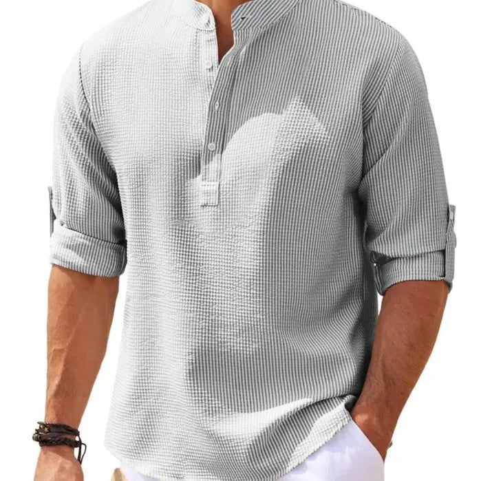 imagem da Camiseta Masculina de Linho Valor da Oron Store em fundo branco. Modelo disponível nas cores bege, branco, preto, azul, cinza e cinza escuro. Camiseta casual com tecido leve e respirável de linho e algodão, ideal para o verão 2025. Roupa masculina versátil, com caimento moderno e design elegante. Disponível nos tamanhos PP ao G3.