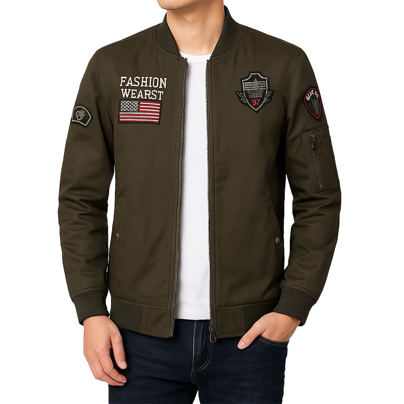 Jaqueta masculina estilo bomber em tecido resistente, disponível nas cores verde, bege e preto. Possui mangas longas, bolsos frontais funcionais e acabamento refinado, ideal para o inverno