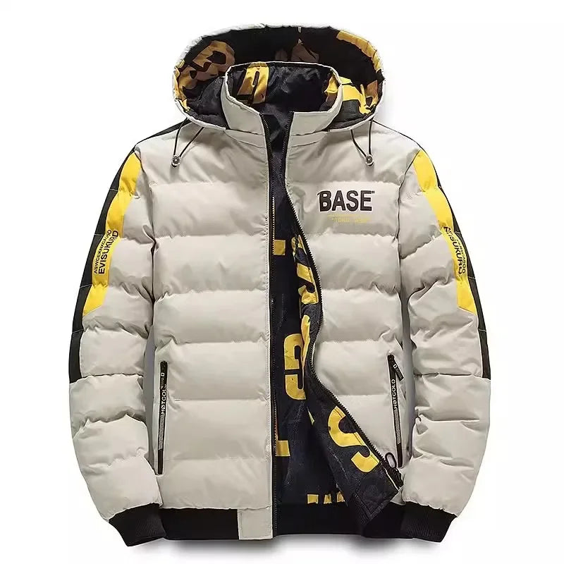 Jaqueta Masculina Bomber da Oron Store em fundo branco, modelo disponível nas cores amarelo, vermelho e bege. Jaqueta de inverno 2025 com capuz, bolsos frontais e tecido resistente em poliéster, ideal para dias frios. Roupa de frio masculina versátil e moderna, disponível nos tamanhos P ao G2. Casaco masculino para adultos com design urbano e estilo casual.