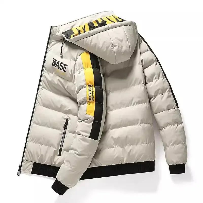 Jaqueta Masculina Bomber da Oron Store em fundo branco, modelo disponível nas cores amarelo, vermelho e bege. Jaqueta de inverno 2025 com capuz, bolsos frontais e tecido resistente em poliéster, ideal para dias frios. Roupa de frio masculina versátil e moderna, disponível nos tamanhos P ao G2. Casaco masculino para adultos com design urbano e estilo casual.