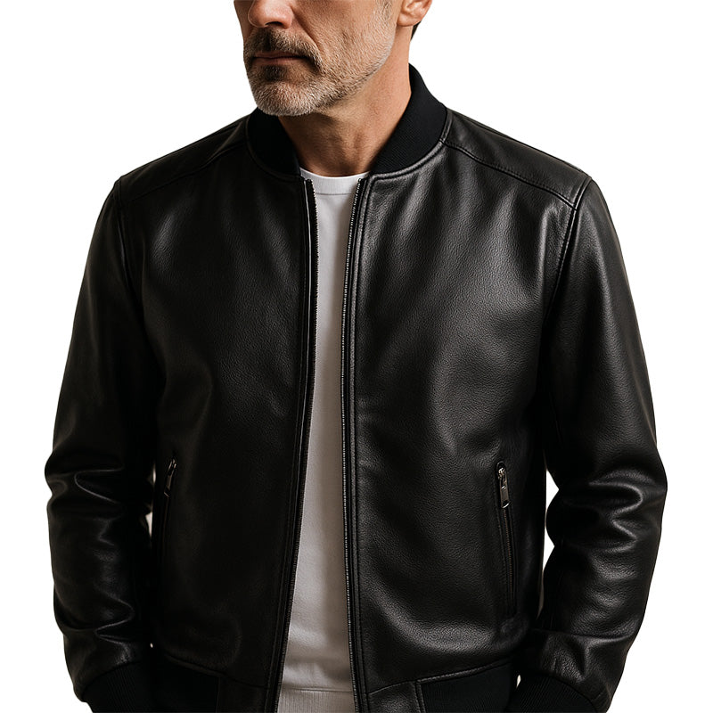 Jaqueta Masculina Bomber Eclipse em fundo branco, modelo exibido nas cores preto, azul e bege. Jaqueta de inverno 2025 com estilo moderno e urbano, confeccionada em tecido de alta resistência. Possui bolsos frontais, mangas longas e corte bomber, ideal para os dias frios. Roupa de frio masculina confortável e sofisticada, disponível nos tamanhos P ao G2.