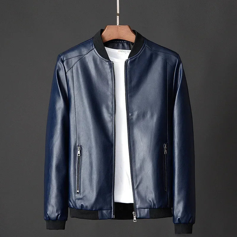 Jaqueta Masculina Bomber Eclipse em fundo branco, modelo exibido nas cores preto, azul e bege. Jaqueta de inverno 2025 com estilo moderno e urbano, confeccionada em tecido de alta resistência. Possui bolsos frontais, mangas longas e corte bomber, ideal para os dias frios. Roupa de frio masculina confortável e sofisticada, disponível nos tamanhos P ao G2.