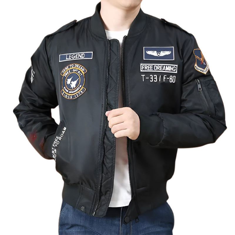 "Jaqueta masculina estilo bomber em tecido resistente, disponível nas cores verde, bege e preto. Possui mangas longas, bolsos frontais funcionais e acabamento refinado, ideal para o inverno. Imagem mostra o modelo em fundo branco, destacando os detalhes da peça.
