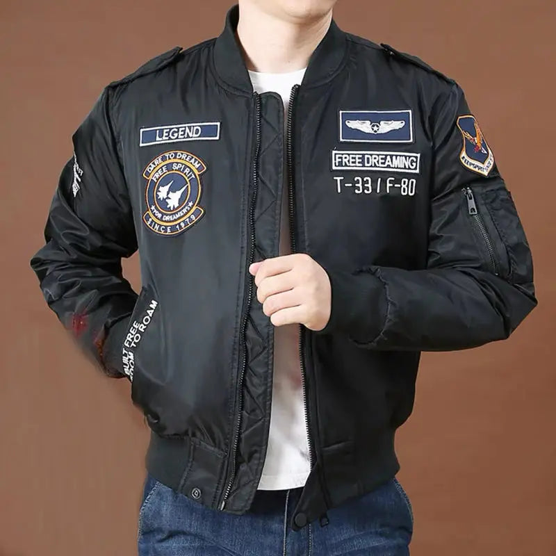 "Jaqueta masculina estilo bomber em tecido resistente, disponível nas cores verde, bege e preto. Possui mangas longas, bolsos frontais funcionais e acabamento refinado, ideal para o inverno. Imagem mostra o modelo em fundo branco, destacando os detalhes da peça.