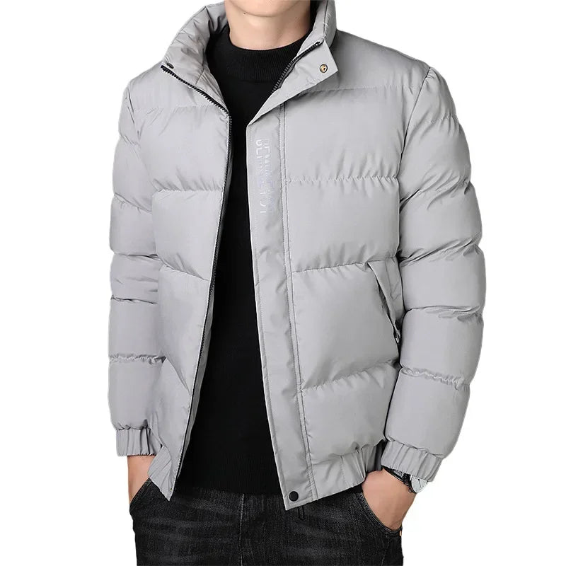 Jaqueta Masculina Nordic em fundo branco, modelo apresentado nas cores cinza, azul e preto. Jaqueta térmica com mangas longas, confeccionada em poliéster resistente e confortável, ideal para o inverno 2025. Design moderno com bolsos frontais e corte ajustado, disponível nos tamanhos P ao G1. Casaco masculino para adultos, estilo urbano e casual.