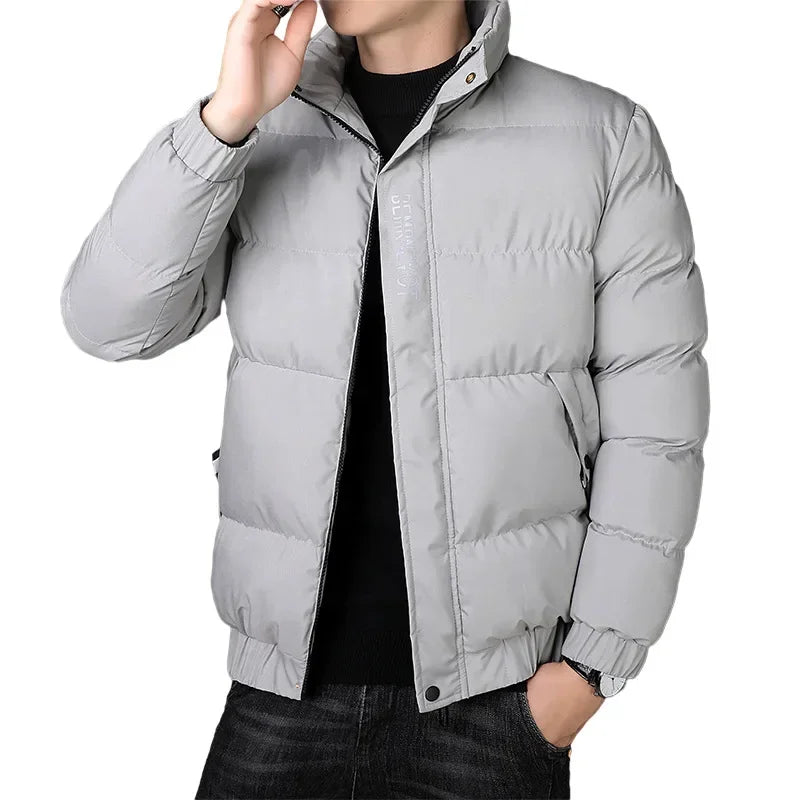 Jaqueta Masculina Nordic em fundo branco, modelo apresentado nas cores cinza, azul e preto. Jaqueta térmica com mangas longas, confeccionada em poliéster resistente e confortável, ideal para o inverno 2025. Design moderno com bolsos frontais e corte ajustado, disponível nos tamanhos P ao G1. Casaco masculino para adultos, estilo urbano e casual.