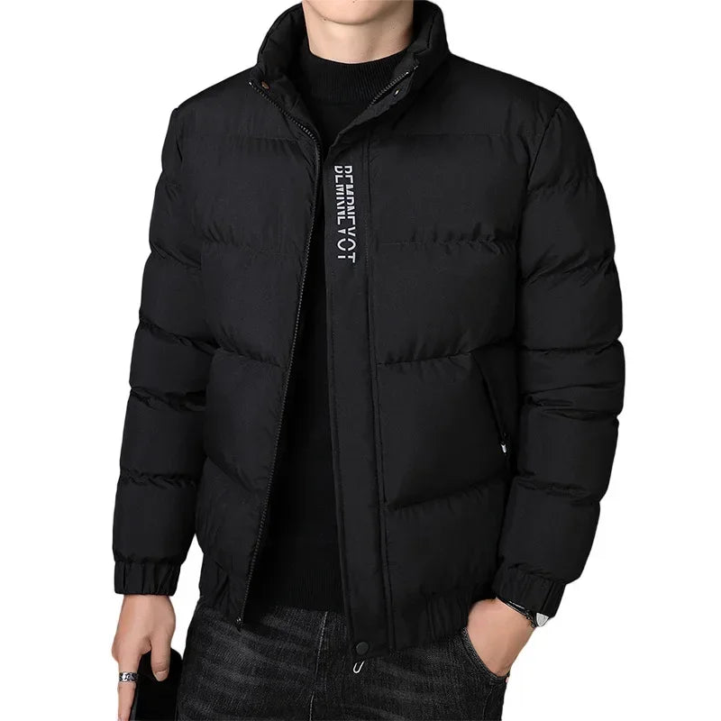 Jaqueta Masculina Nordic em fundo branco, modelo apresentado nas cores cinza, azul e preto. Jaqueta térmica com mangas longas, confeccionada em poliéster resistente e confortável, ideal para o inverno 2025. Design moderno com bolsos frontais e corte ajustado, disponível nos tamanhos P ao G1. Casaco masculino para adultos, estilo urbano e casual.