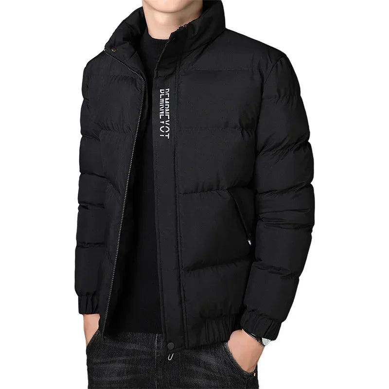 Jaqueta Masculina Nordic em fundo branco, modelo apresentado nas cores cinza, azul e preto. Jaqueta térmica com mangas longas, confeccionada em poliéster resistente e confortável, ideal para o inverno 2025. Design moderno com bolsos frontais e corte ajustado, disponível nos tamanhos P ao G1. Casaco masculino para adultos, estilo urbano e casual.