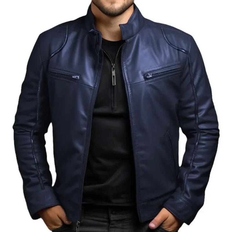 Jaqueta masculina de inverno Fiori, confeccionada em couro resistente e estiloso, ideal para dias frios. Cor azul, com tamanhos variados do P ao G2. Jaqueta com bolsos frontais, acabamento refinado e caimento moderno. Foto em fundo branco destacando o design premium da peça. Moda masculina, jaqueta masculina inverno, casaco masculino estilo bomber.