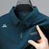 Imagem da Camisa Polo Swiss da Oron Store em fundo branco. Modelo masculino disponível nas cores azul escuro, verde, vinho, azul, verde escuro e preto. Camisa polo confeccionada em seda gelada, com gola tradicional e mangas curtas, proporcionando frescor e toque suave na pele. Ideal para o verão 2025, disponível nos tamanhos P ao G1. Moda masculina casual e sofisticada.