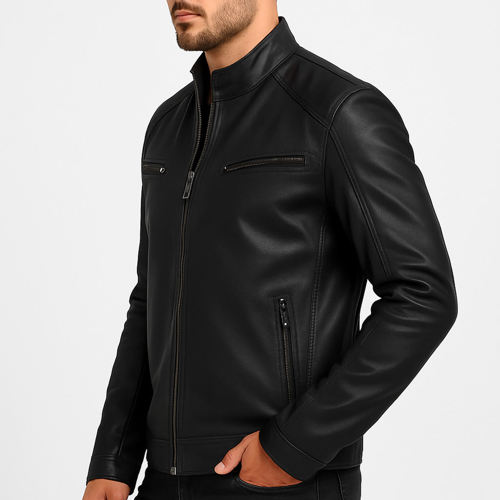 Jaqueta masculina de inverno modelo Fiori, confeccionada em couro resistente e estiloso, ideal para dias frios. Disponível nas cores preto, marrom, vinho, azul e verde, com tamanhos variados do P ao G2. Jaqueta com bolsos frontais, acabamento refinado e caimento moderno. Foto em fundo branco destacando o design premium da peça. Moda masculina, jaqueta masculina inverno, casaco masculino estilo bomber.